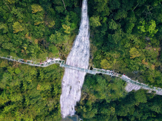 水幕玻璃栈道