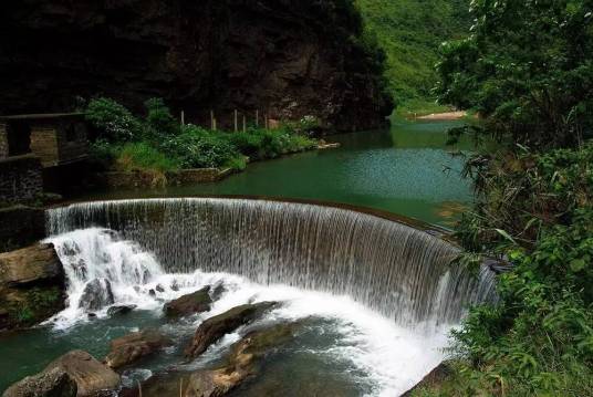 西河镇（广西壮族自治区梧州市蒙山县辖镇）