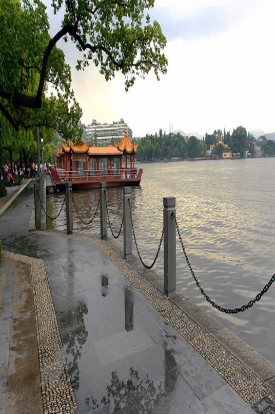 湖滨晴雨