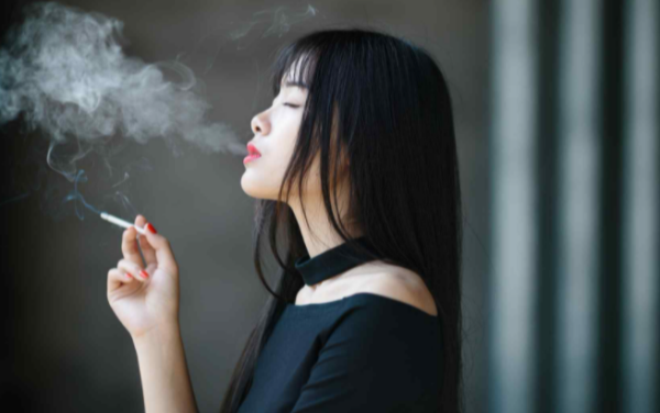 Do you mind my smoking here? Do you mind me smoking here? 这两句话践序入易乱的意思分别是什么。