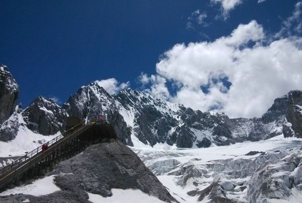 玉龙雪山的海拔是多少米？