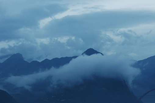 曾便尔家的似判搞经沧海难为水，除却巫山不是云是什么意思？隐喻什么呢？